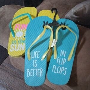 2 pair Ladies flip flops